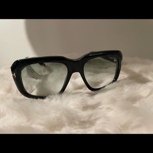 Black NWT Tom ford sunglasses! Cute accents & can wear with anything!